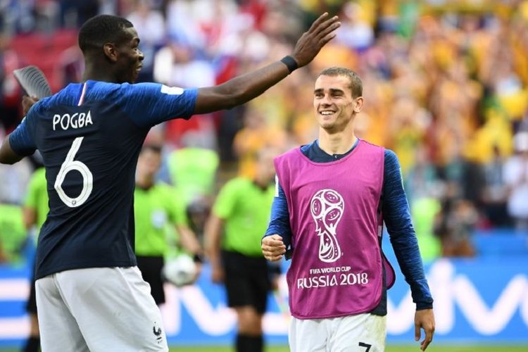 Paul Pogba dan Antoine Griezmann merayakan kemenangan Perancis atas Australia pada pertandingan Piala Dunia 2018 di Kazan, 16 Juni 2018. 