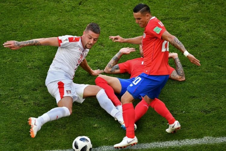 Gelandang Serbia Sergej Milinkovic-Savic berebut bola dengan pemain Kosta Rika David Guzman pada pertandingan Piala Dunia 2018 di Samara Arena, 17 Juni 2018. 