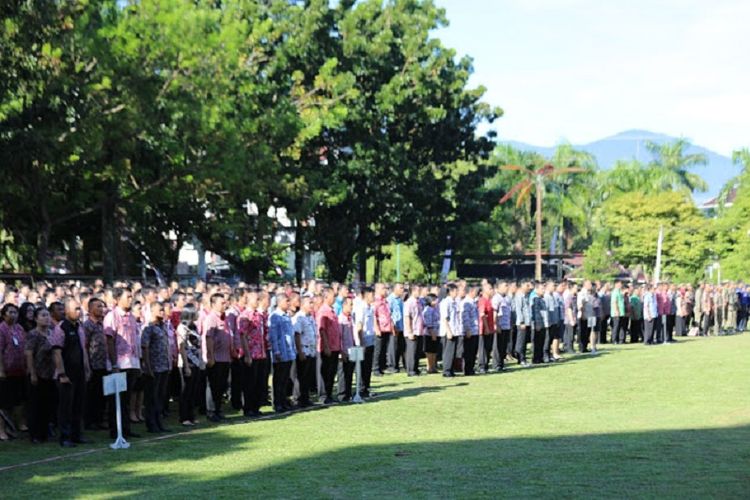 Pegawai Pemerintah Provinsi Sulawesi Utara mengikuti apel pada hari pertama bekerja usai cuti bersama Lebaran 2018, Kamis (21/6/2018)