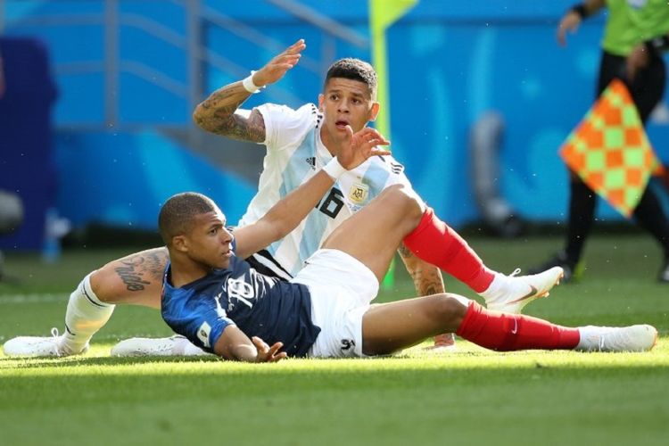 Kylian Mbappe dijatuhkan Marcos Rojo di kotak terlarang pada petrandingan Perancis vs Argentina di babak 16 besar Piala Dunia 2018 yang dilangsungkan di Kazan Arena, 30 Juni 2018. 