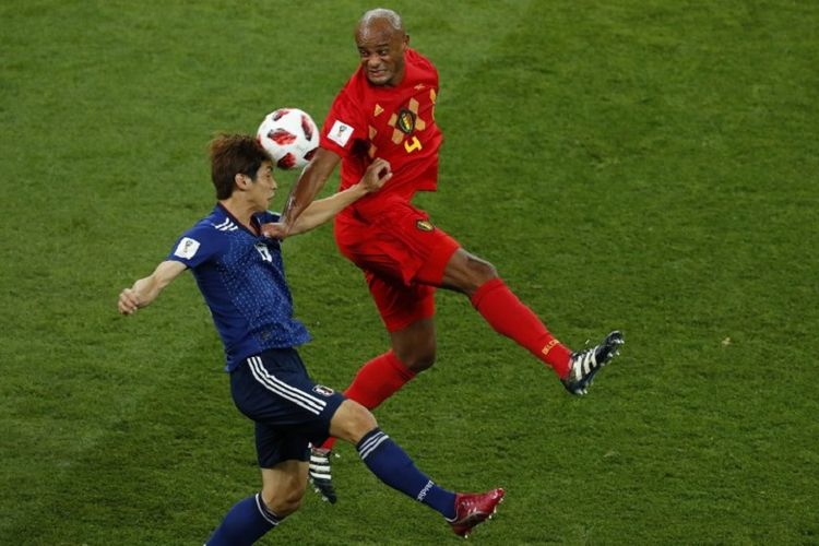 Vincent Kompany dan Yusa Osako mencoba menyambut bola di udara pada pertandingan Belgia vs Jepang dalam babak 16 besar Piala Dunia 2018 di Rostov Arena, 2 Juli 2018. 