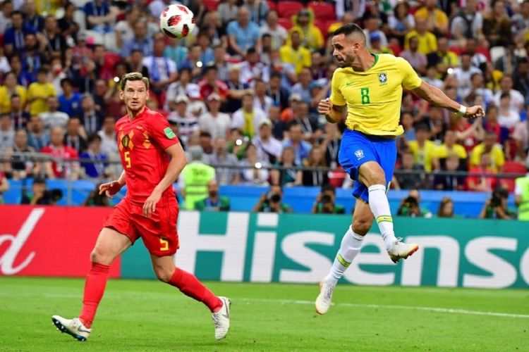 Gelandang Brasil, Renato Augusto, menyundul bola dan mencetak gol ke gawang Belgia pada pertandingan babak 8 besar atau perempat final Piala Dunia 2018 di Kazan Arena, 6 Juli 2018. 