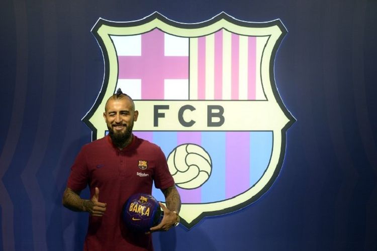 Arturo Vidal berpose di Stadion Camp Nou seusai Barcelona dan Bayern Muenchen sepakat soal harga transfer pemain, 5 Agustus 2018. 