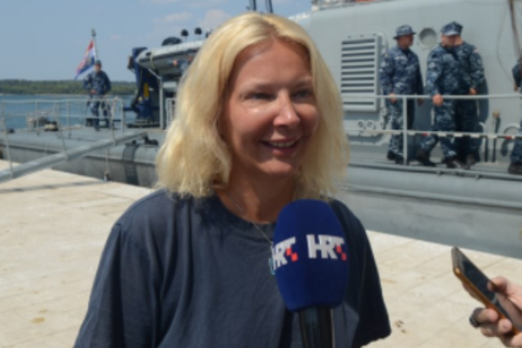 Kay (46), perempuan asal Inggris ini berhasil diselamatkan setelah bertahan 10 jam di Laut Adriatik, usai terjatuh dari kapal pesiar yang ditumpanginya. (HRT via The Sun)