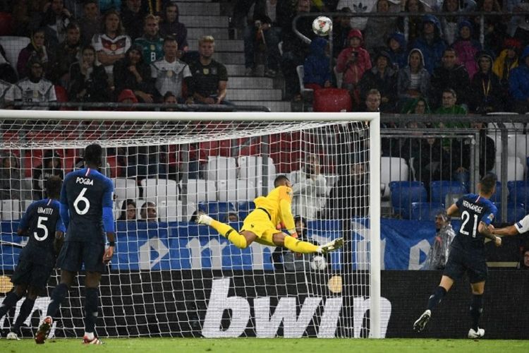 Aksi kiper Perancis, Alphonse Areola, pada laga UEFA Nations League melawan Jerman pada Kamis 6 September, 2018 di Allianz Arena, Jerman. 