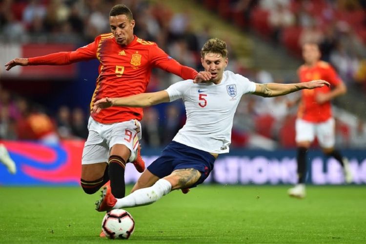 John Stone mencoba merebut bola dari penguasaan Rodrigo pada laga Inggris vs Spanyol di Wembley, 8 September 2018. 