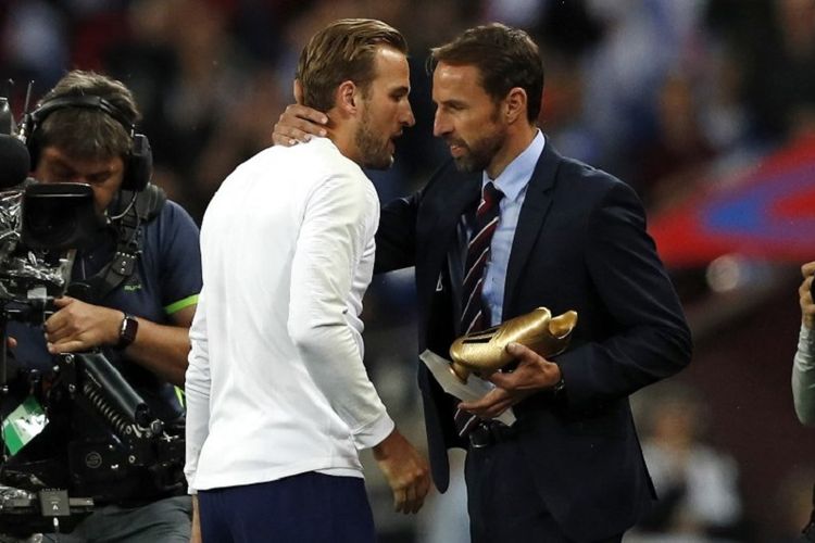 Gareth Southgate memberi penghargaan Sepatu Emas Piala Dunia 2018 kepada Harry Kane jelang laga Inggris vs Spanyol di Wembley, 8 September 2018. 