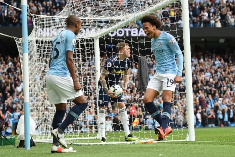 Leroy Sane merayakan gol bersama Fernandinho pada laga Manchester City vs Fulham dalam lanjutan pertandingan pekan ke-5 Premier League di Stadion Etihad, 15 September 2018. 