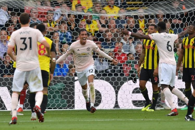 Chris Smalling merayakan gol Manchester United ke gawang Watford pada pertandingan Premier League di Vicarage Road, 15 September 2018. 