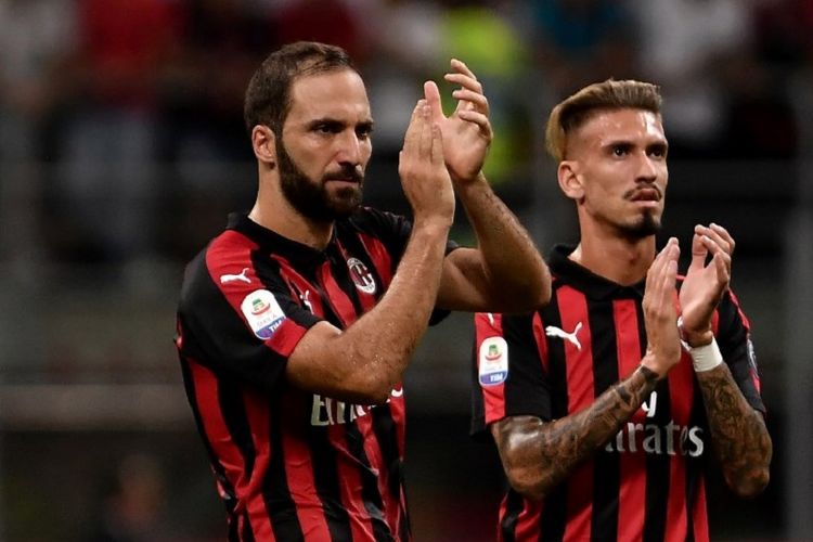 Gonzalo Higuain membalas aplaus penonton seusai laga AC Milan vs Atalanta di San Siro, 23 September 2018.