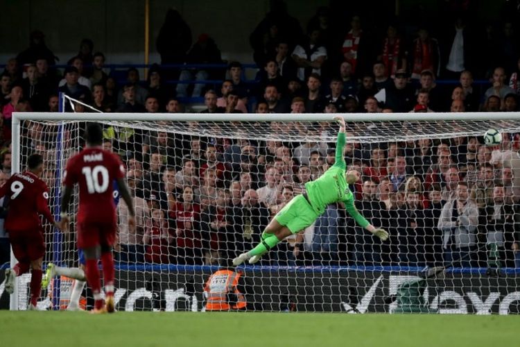 Kepa gagal menjangkau bola tendangan Daniel Sturridge pada laga Chelsea vs Liverpool dalam lanjutan Premier League di Stadion Stamford Bridge, 29 September 2018. 
