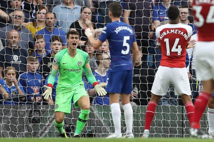Kiper Chelsea, Kepa Arrizabalaga, tampak mempertanyakan kinerja lini belakang timnya pada laga versus Chelsea, 18 Agustus 2018.