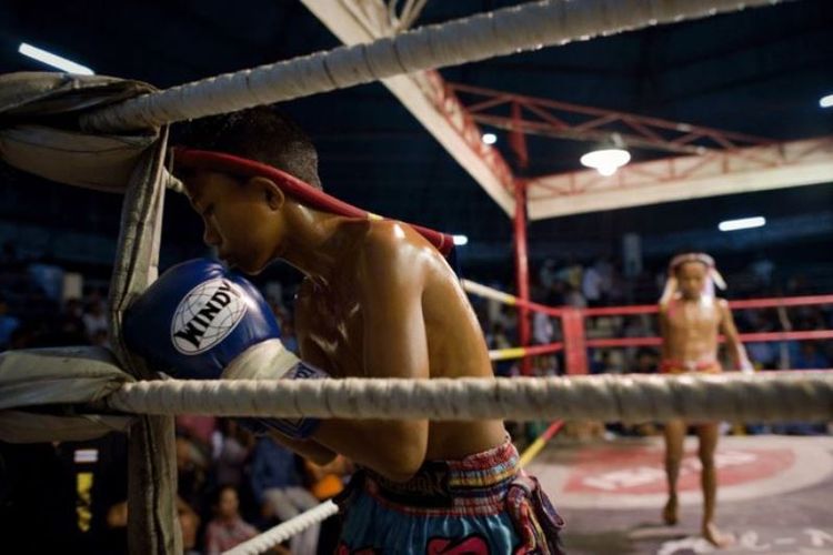 Laga Muay Thai dengan peserta anak-anak di Thailand. Gambar ini diambil pada 28 Juni 2012, di Isan, Thailand. (AFP/Nicolas Asfouri)