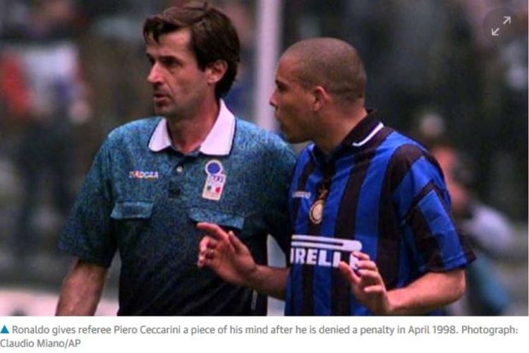 Striker Inter Milan, Ronaldo (kanan), berargumentasi dengan wasit Piero Ceccarini setelah tidak diberikan penalti dalam Derby dItalia edisi 1998.