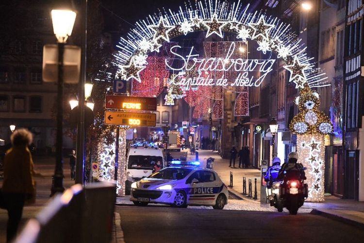 Mobil polisi berpatroli di jalanan  Strasbourg, Perancis timur, setelah penembakan pada Selasa (11/12/2018) malam. (AFP/Frederick Florin)