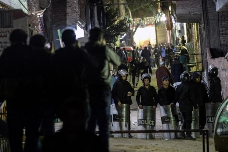 Pasukan keamanan menjaga jalan menuju gereja setelah ledakan yang menewaskan seorang polisi, di Narsh, Mesir, pada Sabtu (5/1/2019). (AFP/Mohamed el-Shahed)