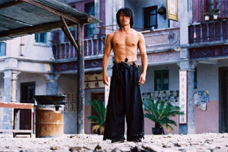 Aktor asal China Stephen Chow berperan sebagai Sing dalam film Kung Fu Hustle (2004).