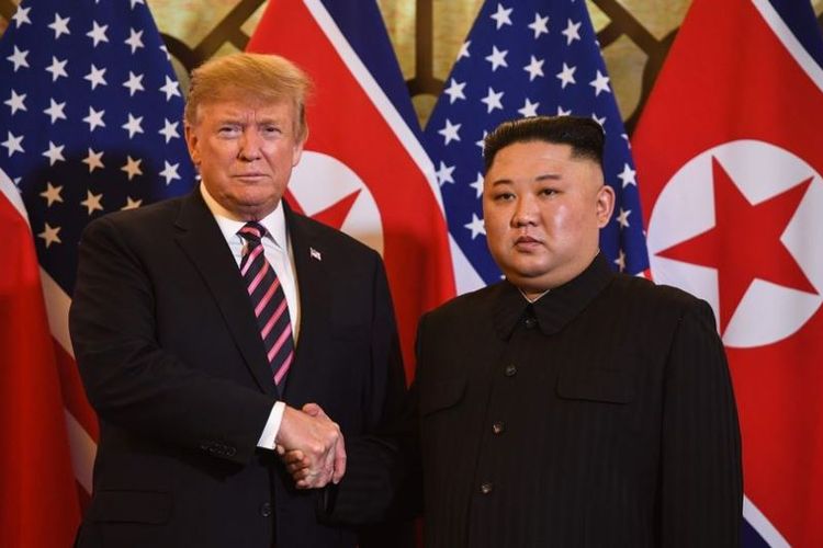 Presiden Amerika Serikat Donald Trump berjabat tangan dengan pemimpin Korea Utara Kim Jong Un sebelum pertemuan di hotel Sofitel Legend Metropole di Hanoi, Vietnam, Rabu (27/2/2019). (AFP/SAUL LOEB)
