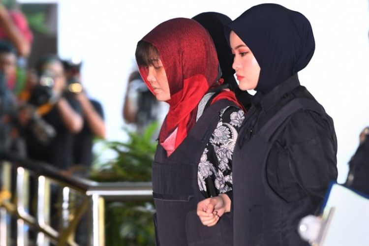 Doan Thi Huong (dua dari kiri) dikawal oleh polisi Malaysia masuk ke gedung Pengadilan Tinggi Shah Alam, Malaysia, pada Kamis (14/3/2019). (AFP/MOHD RASFAN)