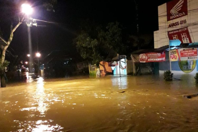 Kondisi banjir di kawasan Kamasan Banjaran, Kabupaten Bandung, Senin (8/4/2019) dini hari. 