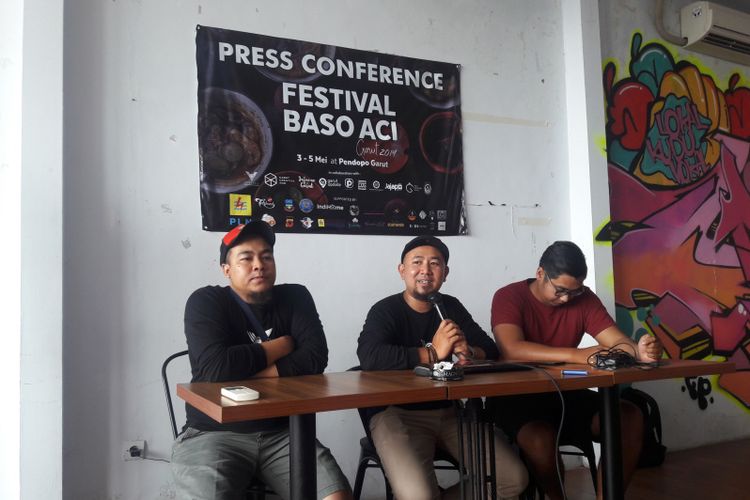 Dhani Omar (tengah) bersama panitia lainnya saat menggelar jumpa pers festival baso aci, Kamis (2/5/2019)