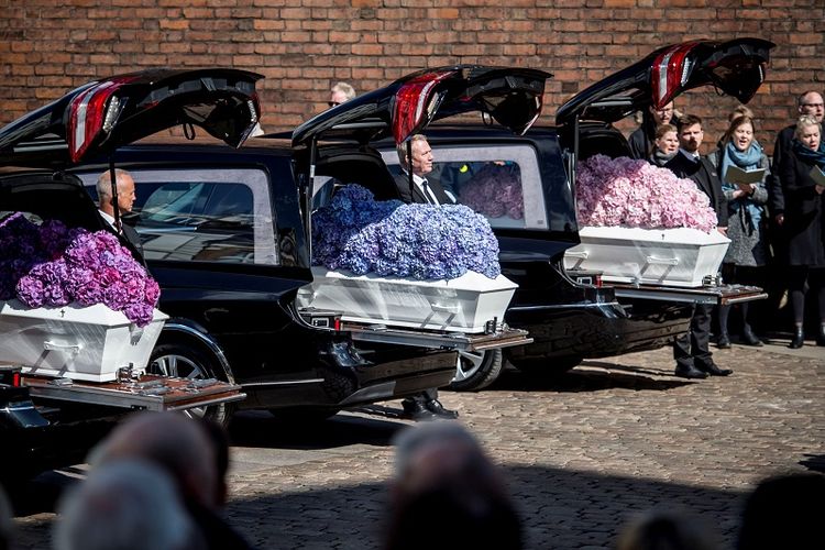 Para pelayat berdiri di dekat peti mati  pada upacara pemakaman tiga anak taipan Denmark Anders Holch Povlsen, yang menjadi korban serangan bom bunuh diri di Sri Lanka pada 21 April 2019. Mereka dimakamkan di Katedral Aarhus di Aarhus, Denmark, pada Sabtu (4/5/2019). (Reuters/Ritzau Scanpix)