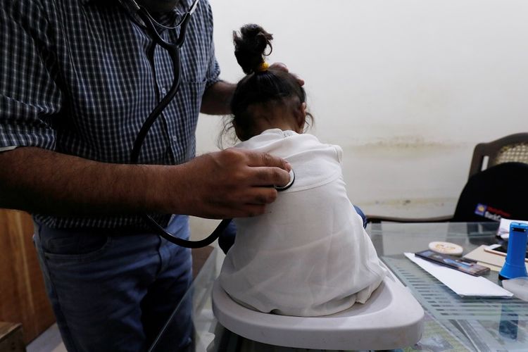 Anak perempuan usia dua tahun ini positif HIV. Foto ini menunjukkan dia sedang dalam perawatan dn menjalani pemeriksaan medis rutin di sebuah klinik di Ratodero, Pakistan, 24 Mei 2019. (REUTERS/Akhtar Soomro)