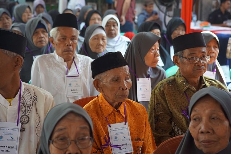 PT Berlico Mulia Farma memberikan bantuan sejumlah Rp 150 juta untuk Panti Jompo Pusat Layanan Santunan Keluarga (Pusaka) 41 binaan Yayasan Al-Madiniyah, Cengkareng, Jakarta, Kamis (8/8/2019).