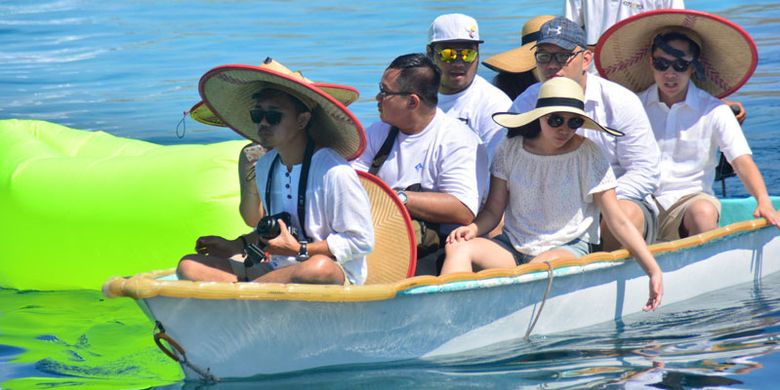 Wisatawan Nusantara berspeedboat menuju ke Pulau Kanawa sebagai salah satu tujuan wisata pantai terbaik di Manggarai Barat, NTT. Juga Pulau Kanawa sangat baik untuk menyelam dan snorkling. Pulau ini selalu dikunjungi wisatawan mancanegara dan Nusantara untuk menghabiskan liburan, Jumat (12/5/2017). 