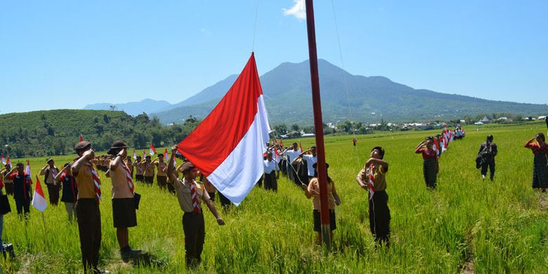 Komunitas Pencinta Ruteng menggelar kegiatan pengibaran 1.000 bendera Merah Putih pada hari Sumpah Pemuda, Sabtu (28/10/2017) untuk mempromosikan keunikan persawahan Lingko Lodok Meler di Kecamatan Ruteng, Kabupaten Manggarai, Flores, Nusa Tenggara Timur.