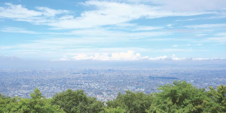 Pemandangan dari Gunung Ikoma, gunung yang terbentang sepanjang perbatasan Prefektur Nara dan Prefektur Osaka, Jepang.