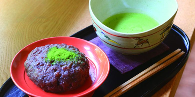 Kedai Ikuyoya di Jepang yang terkenal dengan set menu kue Botamochi dan teh matcha yang dijual seharga 810 Yen.
