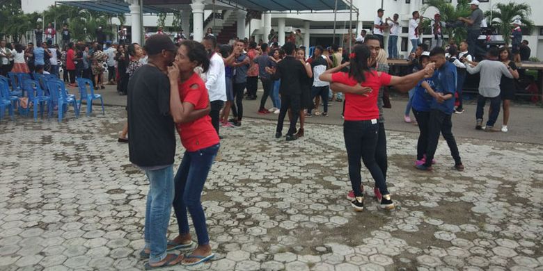 Para peserta lomba dansa menunjukkan kebolehannya di depan kantor Bupati Timor Tengah Utara (TTU), Nusa Tenggara Timur (NTT), Jumat (24/11/2017).