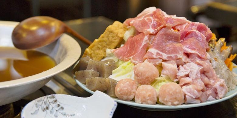 Sup Nabe di Restoran Yanagi-bashi Kadoju, dekat Stasiun Nagoya, Jepang.