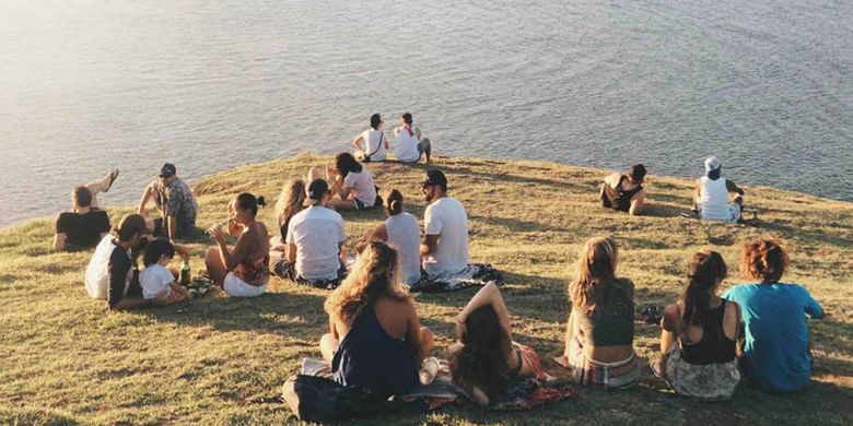 Bukit Merese ini adalah salah satu spot terbaik untuk menunggu matahari terbenam di Pulau Lombok, Nusa Tenggara Barat dengan nuansa eksotisnya.