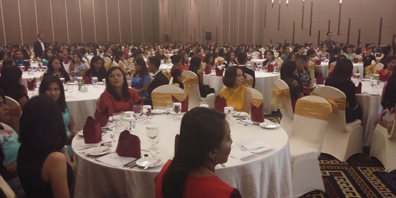 Ratusan mahasiswa Jurusan Pariwisata, Politeknik Negeri Kupang, Nusa Tenggara Timur (NTT) belajar etika jamuan makan di Hotel Aston Kota Kupang, Senin (22/1/2018).