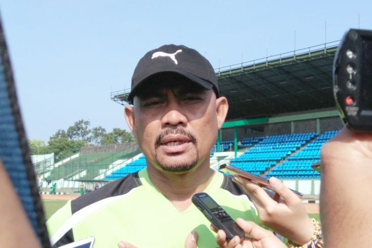 Asisten pelatih Persib, Herrie Jose Setiawan, seusai memimpin sesi latihan pagi di Stadion Siliwangi, Bandung, Selasa (4/7/2017).