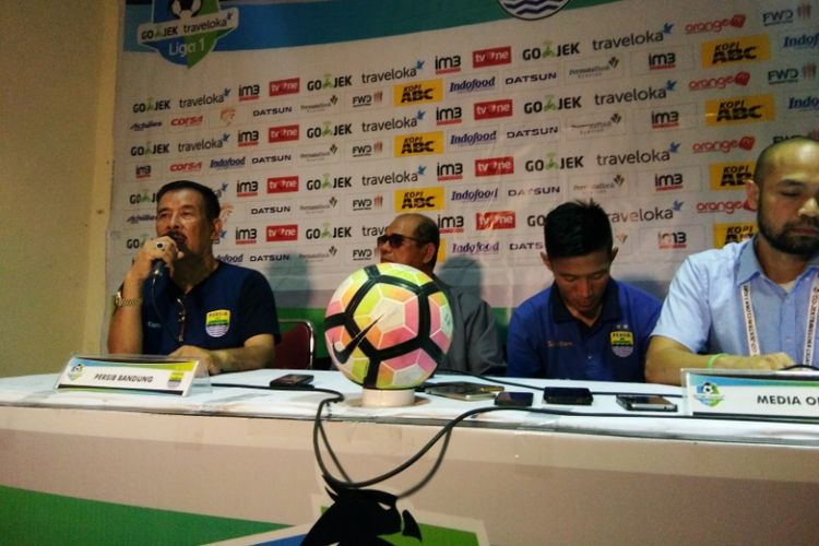 Manajer Persib Bandung Umuh Muchtar saat memberikan keterangan kepada media usai laga kontra Semen Padang di Stadion Si Jalak Harupat, Kabupaten Bandung, Sabtu (9/9/2017)
