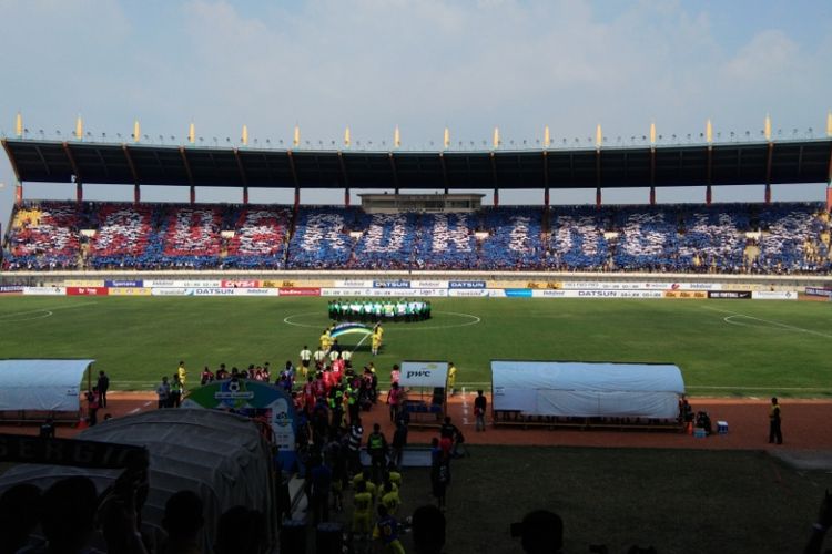 Bobotoh saat membuat konfigurasi Save Rohingya pada saat Persib menjamu Semen Padang, Sabtu (9/9/2017). Atas aksi tersebut, Komisi Disiplin PSSI mengganjar denda Rp 50 juta lantaran dianggap melanggar aturan.