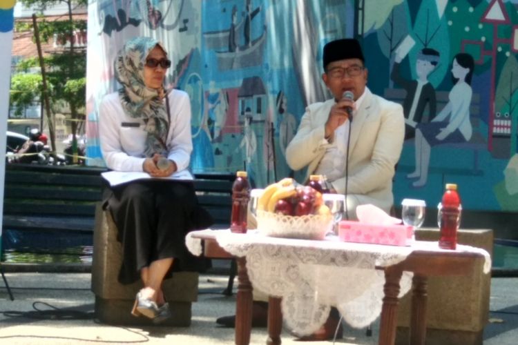 Wali Kota Bandung Ridwan Kamil bersama Ketua Penyelenggara HUT ke-207 Kota Bandung, Kamilia Purbani saat menjadi narasumber dalam program Bandung Menjawab di Taman Sejarah, Jalan Aceh, Selasa (19/9/2017).