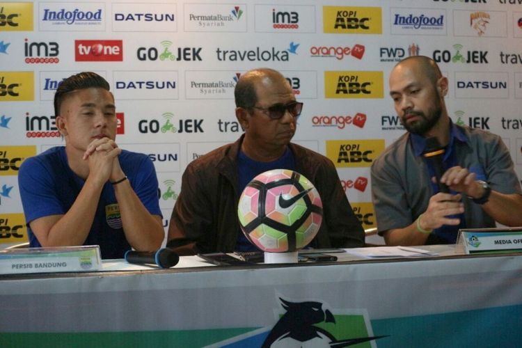 Pelatih pendamping Persib Emral Abus bersama gelandang Kim Kurniawan dalam jumpa pers jelang laga kontra Bali United di Graha Persib, Jalan Sulanjana, Rabu (20/9/2017).