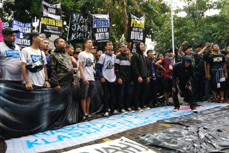 Ribuan bobotoh berunjuk rasa di halaman kantor PT Persib Bandung Bermartabat (PBB), Selasa (17/10/2017).