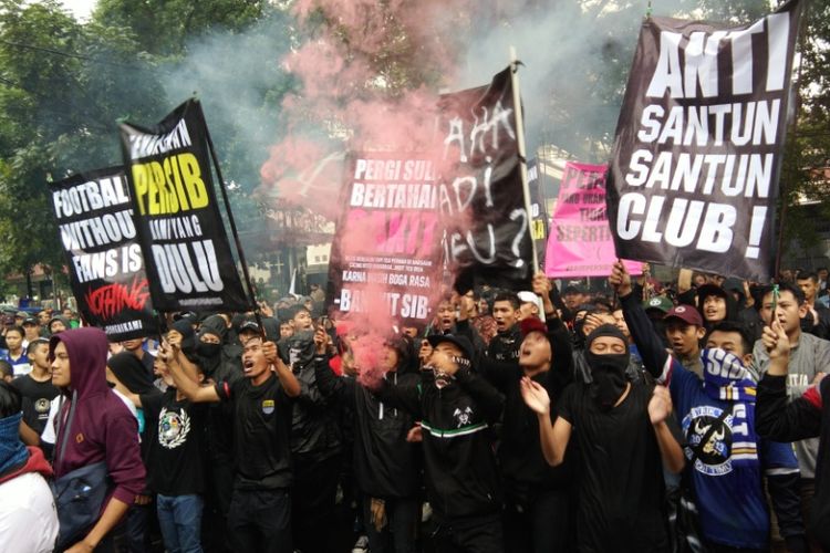 Ribuan bobotoh berunjuk rasa di halaman kantor PT Persib Bandung Bermartabat (PBB), Selasa (17/10/2017)