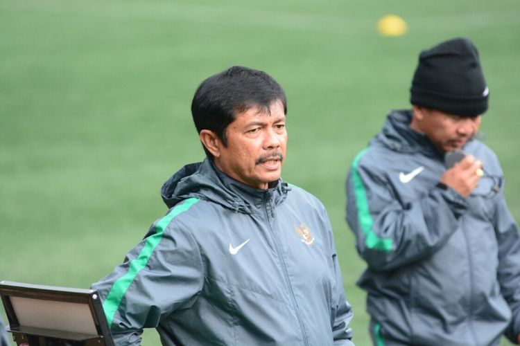 Pelatih timnas U-19 Indra Sjafri seusai memimpin latihan di Lapangan Football Plus Arena, Parongpong, Kabupaten Bandung Barat, Kamis (26/10/2017)