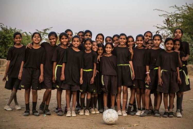 Inilah anggota tim sepak bola yang merupakan korban pernikahan anak. Dari sepak bola, mereka berusaha untuk meraih impian mereka sendiri, sekaligus membatalkan pernikahan yang sudah terjadi sejak mereka masih kecil.