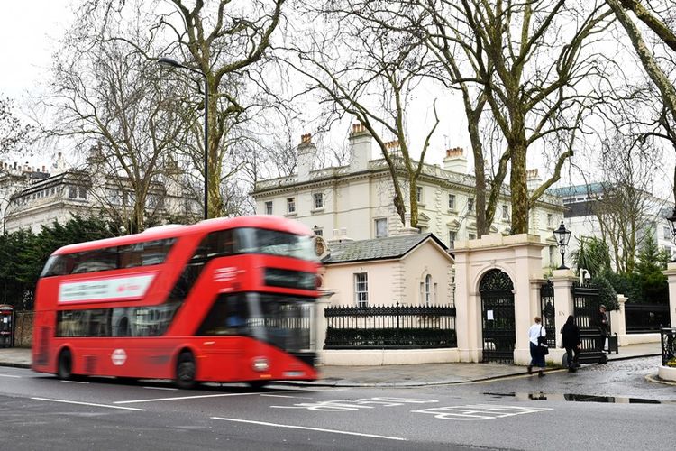 Sebuah bus melintas di depan Kedutaan Besar Rusia di London (15/3/2018). Perdana Menteri Inggris Theresa May mengumumkan pengusiran terhadap 23 diplomat Rusia buntut kasus percobaan pembunuhan terhadap mantan agen ganda Rusia bernama Sergei Skripal.