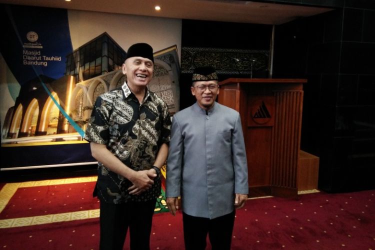 Penjabat Gubernur Jabar M Iriawan saat bertemu dengan pendiri Ponpes Daarut Tauhid Abdullah Gymnastiar di Masjid Daarut Tauhid, Gegerkalong, Bandung, Rabu (20/6/2018).