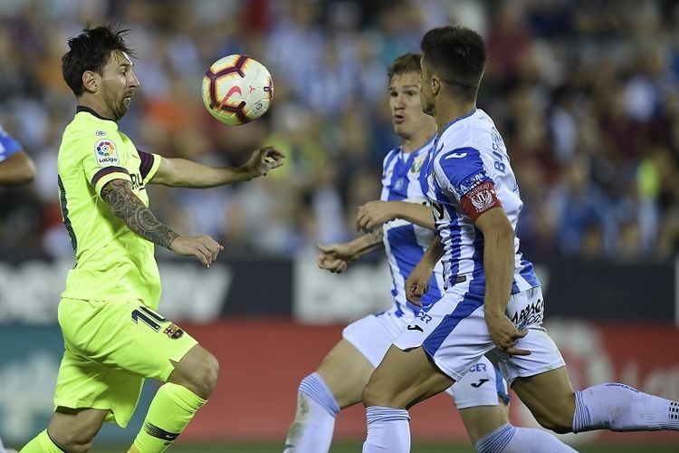 Striker Barcelona Lionel Messi diadang dua pemain Leganes pada laga pekan keenam Liga Spanyol di Stadion Municipal Butarque, Rabu (26/9/2018). Barcelona kalah dengan skor 1-2 pada laga ini.