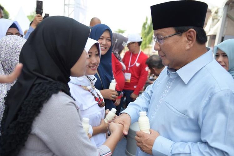 Calon presiden nomor urut 02 Prabowo Subianto saat menghadiri deklarasi Gerakan Emas atau Gerakan Emak-Emak dan Anak Minum Susu di Stadion Klender, Jakarta Timur, Rabu (24/10/2018).