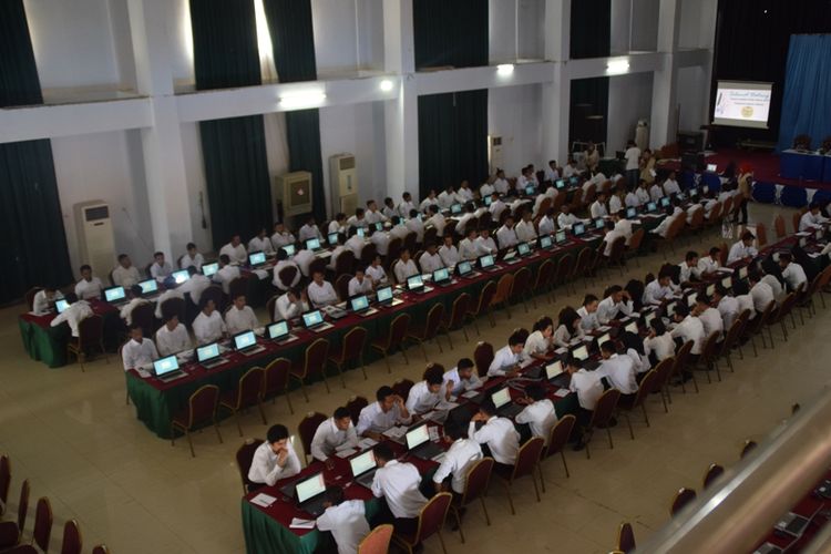 Ratusan peserta mengikuti test Selektif Kompetensi Dasar di gedung Maidani, Kota Baubau, Sulawesi Tenggara